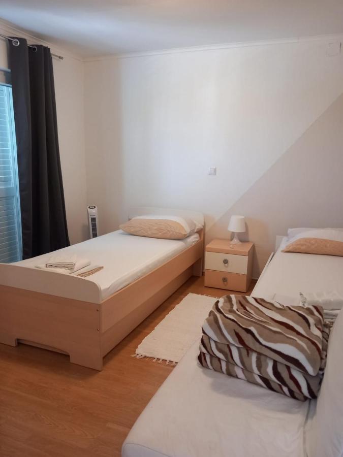Appartamento Apartman Nika Ražanac Esterno foto