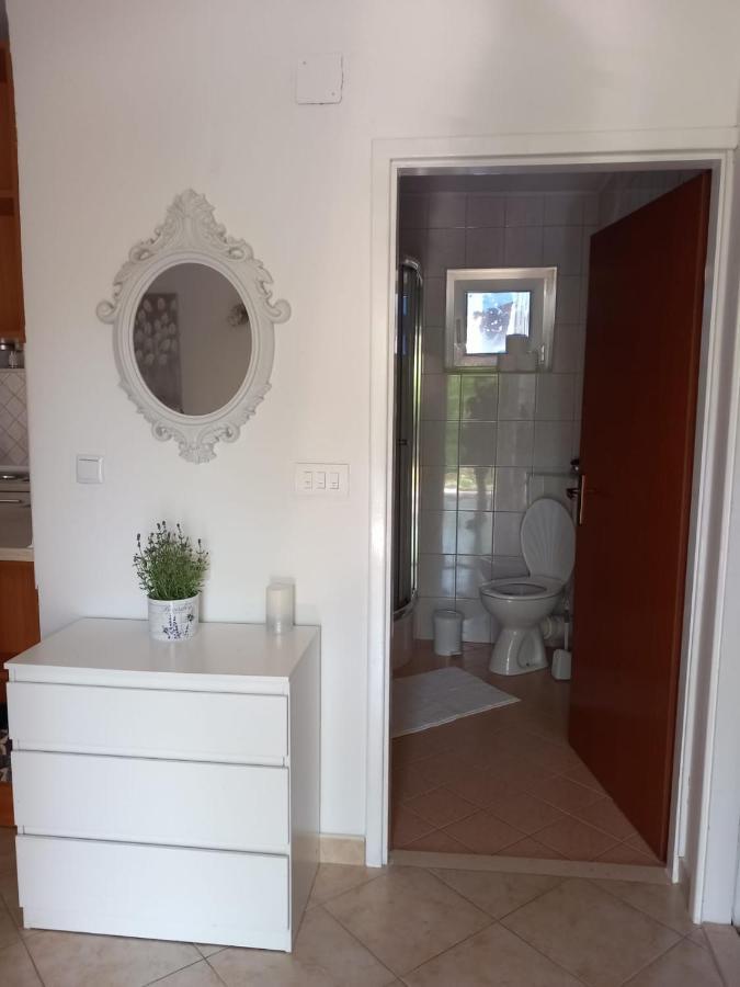 Appartamento Apartman Nika Ražanac Esterno foto